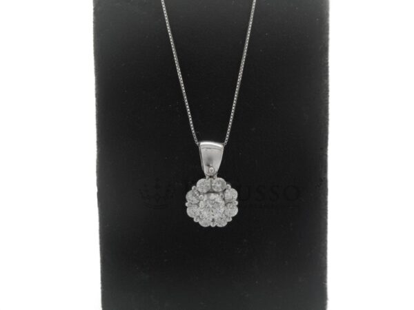 Collana con pendente a fiore in oro bianco e diamanti per 0,67ct foto16