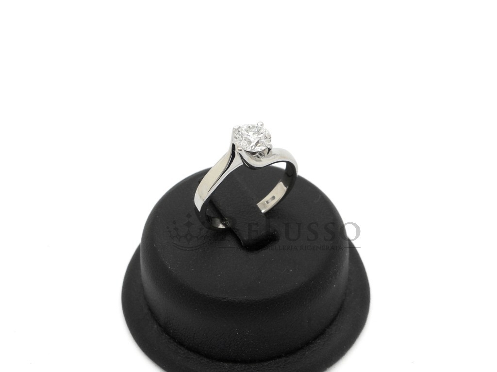 Anello solitario con diamante GIA da 0,90ct Colore E in oro bianco foto3