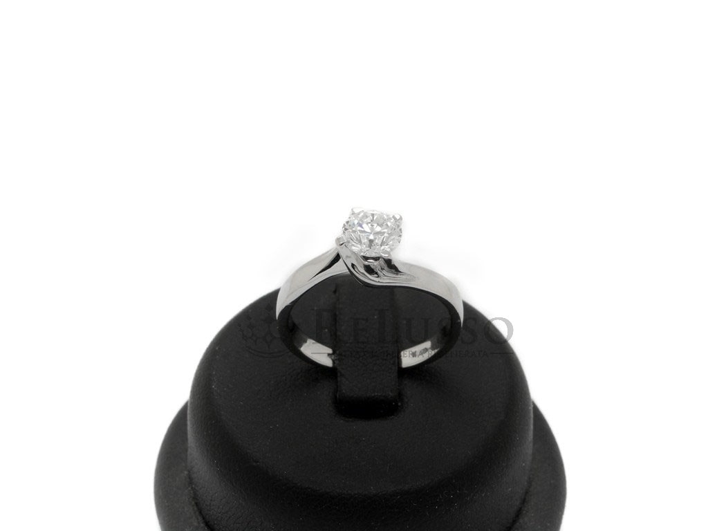 Anello solitario con diamante GIA da 0,90ct Colore E in oro bianco foto4