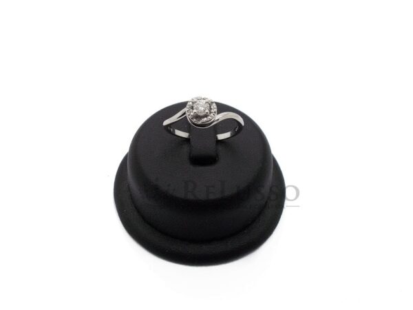 Anello Miluna con diamante centrale da 0,18ct e contorno da 0,03ct foto1