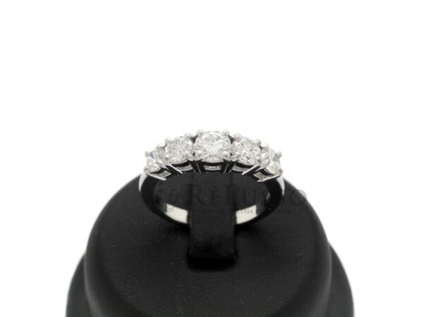 Anello Riviera a scalare con 1,30 ct di diamanti in oro bianco foto1