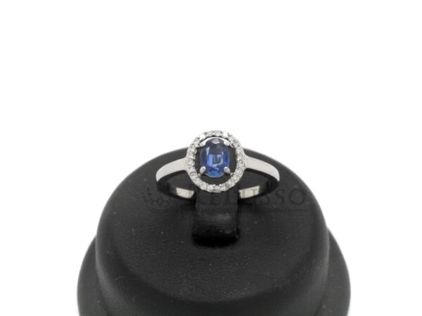 Anello in oro bianco con zaffiro da 0,50ct e diamanti per 0,10ct foto7