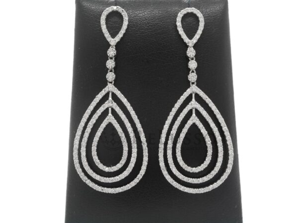 Orecchini a goccia pendenti con 1,50ct di diamanti in oro bianco foto10