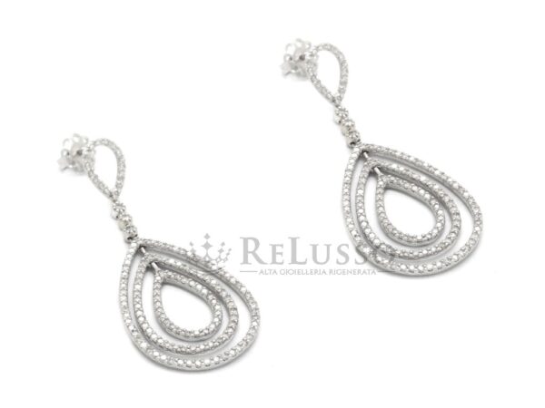 Orecchini a goccia pendenti con 1,50ct di diamanti in oro bianco foto4