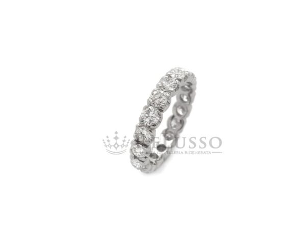 Anello Veretta Eternity con 2,70ct diamanti in oro bianco. foto4