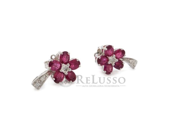 Orecchini a fiore con rubini 2,32ct e diamanti 0,16ct in oro bianco foto4