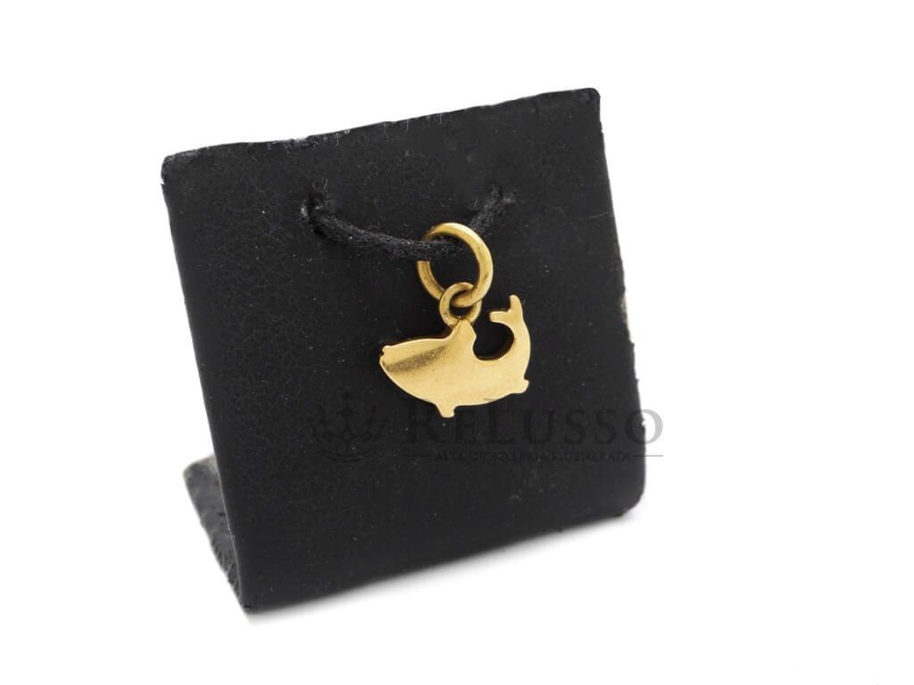 Charm DoDo Petit Poisson en or jaune 18 carats, 1 gramme, sur présentoir noir ReLusso