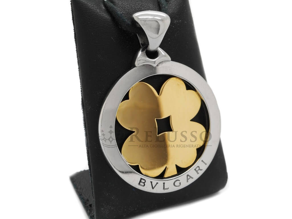 Pendente Bulgari Quadrifoglio grande in acciaio e oro giallo 18 kt vista frontale ravvicinata