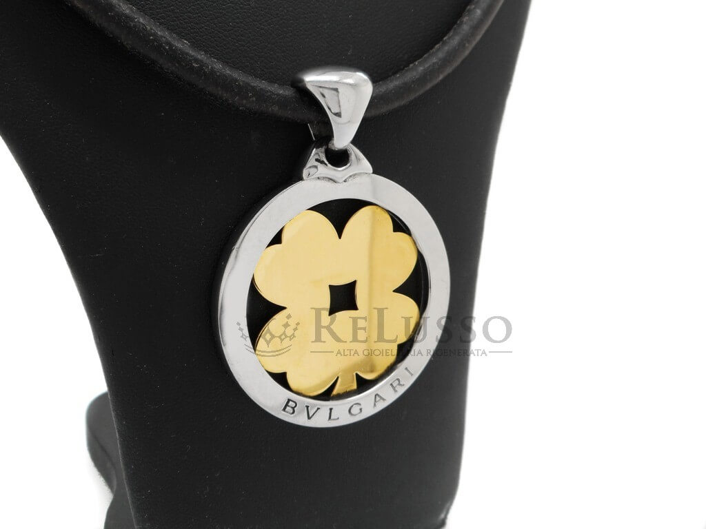 Dettaglio del pendente Bulgari Quadrifoglio grande in acciaio e oro giallo 18 kt
