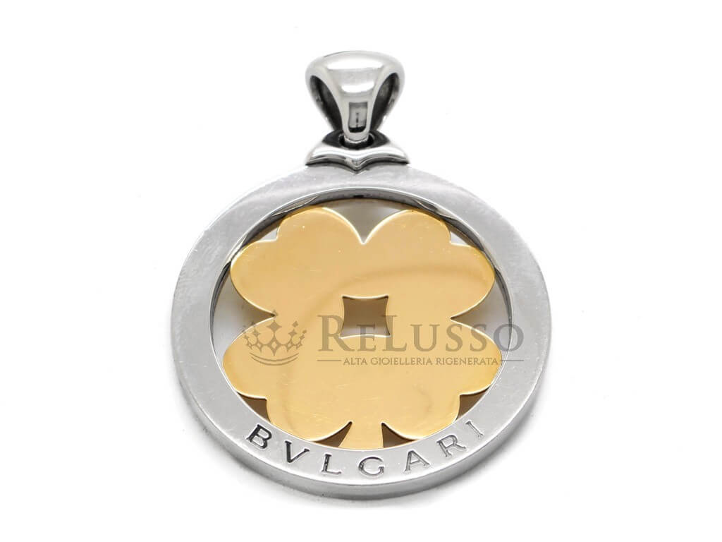 Pendente Bulgari Quadrifoglio grande in acciaio e oro giallo 18 kt su fondo bianco