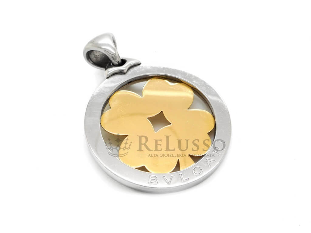 Pendente Bulgari Quadrifoglio in acciaio e oro giallo 18 kt fotografato in prospettiva