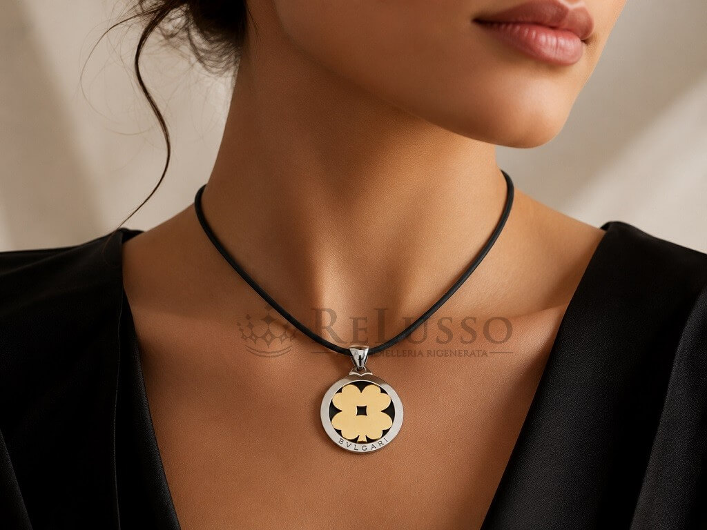 Pendente Bulgari Quadrifoglio grande in acciaio e oro giallo 18 kt indossato da modella
