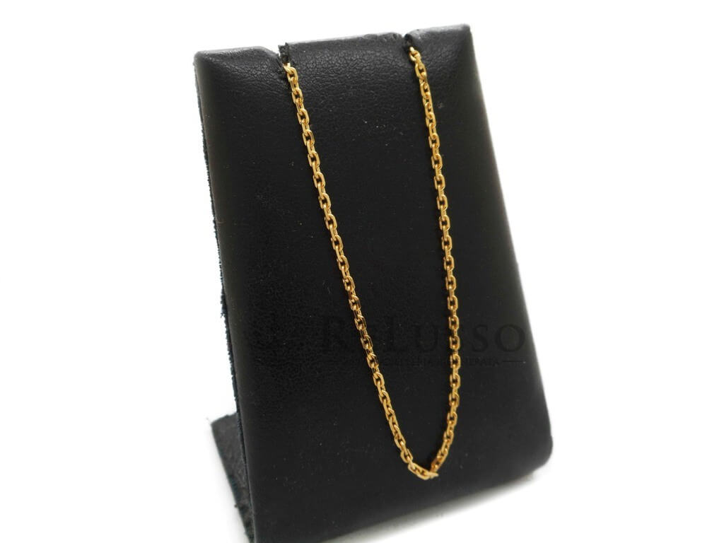 Cadena Van Cleef & Arpels Forçat en oro amarillo de 18 kt, vista lateral en expositor