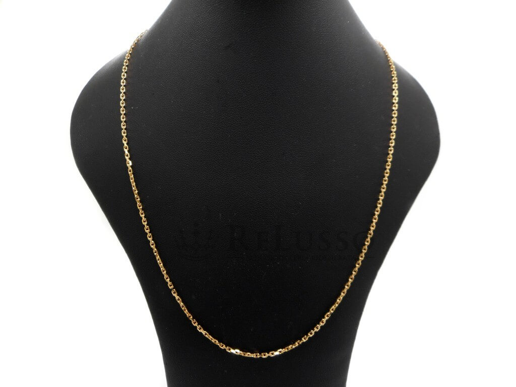 Cadena Van Cleef & Arpels Forçat en oro amarillo de 18 kt presentada sobre busto expositor