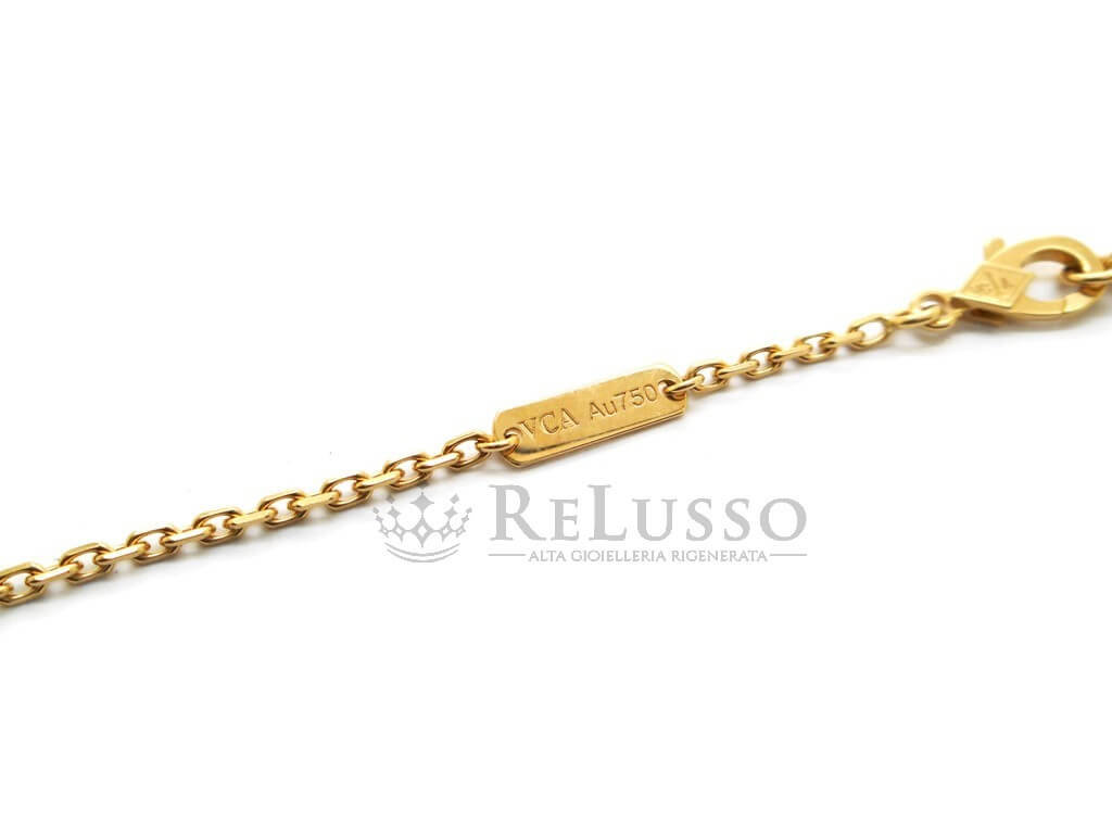Detalle del sello VCA Au750 y cierre de la cadena Van Cleef & Arpels Forçat en oro amarillo