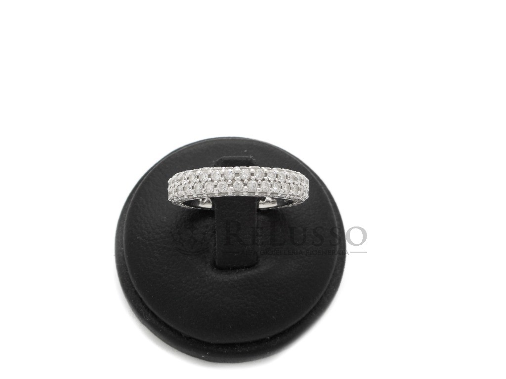 Anello Crivelli fascia eternity con pavé di diamanti 1,70 ct su espositore nero
