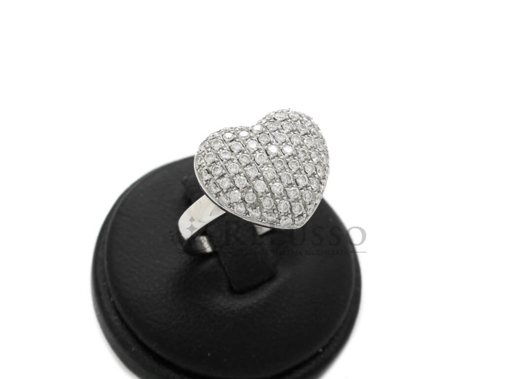 Anello Giorgio Visconti a cuore in oro bianco con pavé di diamanti 0,94 ct, vista prospettica