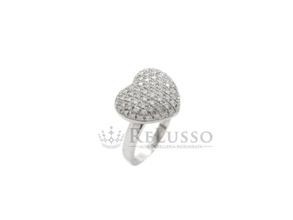 Anello Giorgio Visconti a cuore in oro bianco con pavé di diamanti 0,94 ct, dettaglio obliquo
