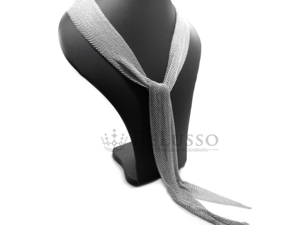 Dettaglio collana Tiffany & Co. Mesh Scarf di Elsa Peretti in argento sterling 925, con lavorazione a maglia flessibile e nodo centrale.