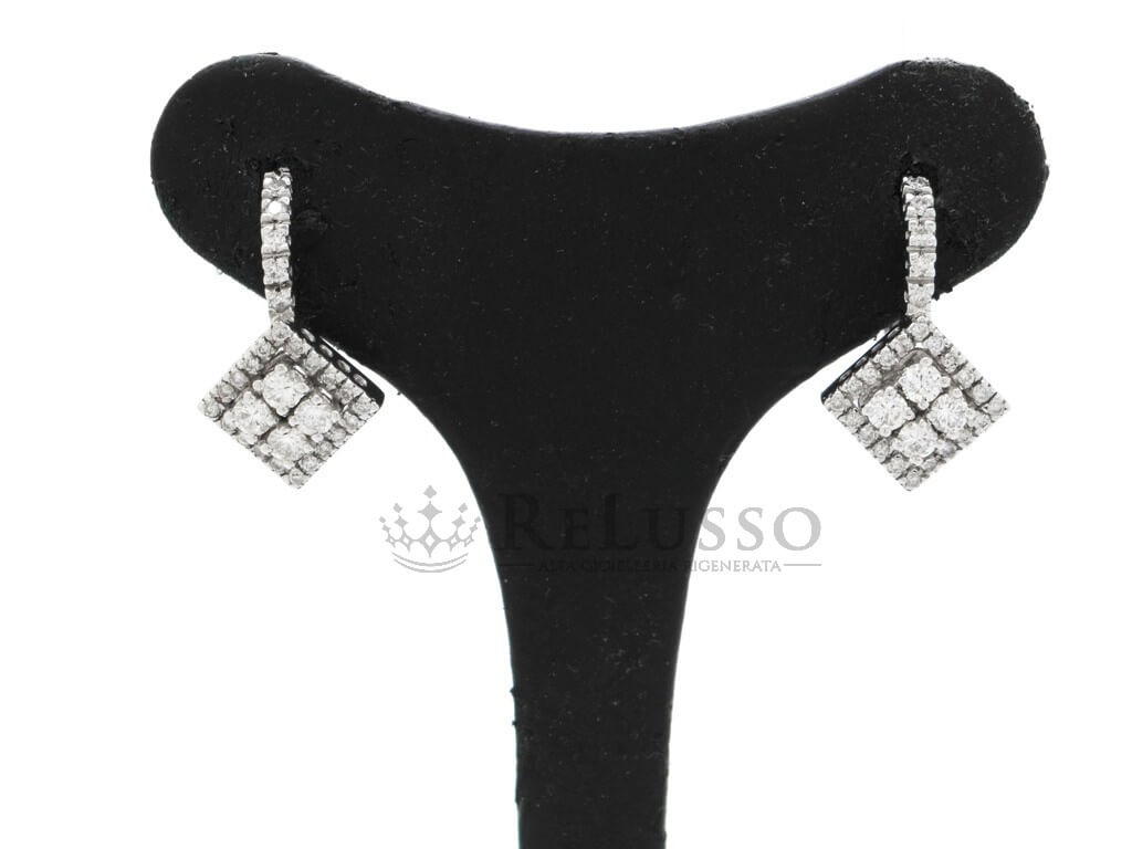 Orecchini a rombo in oro bianco e diamanti 0,80 ct con monachina su espositore nero