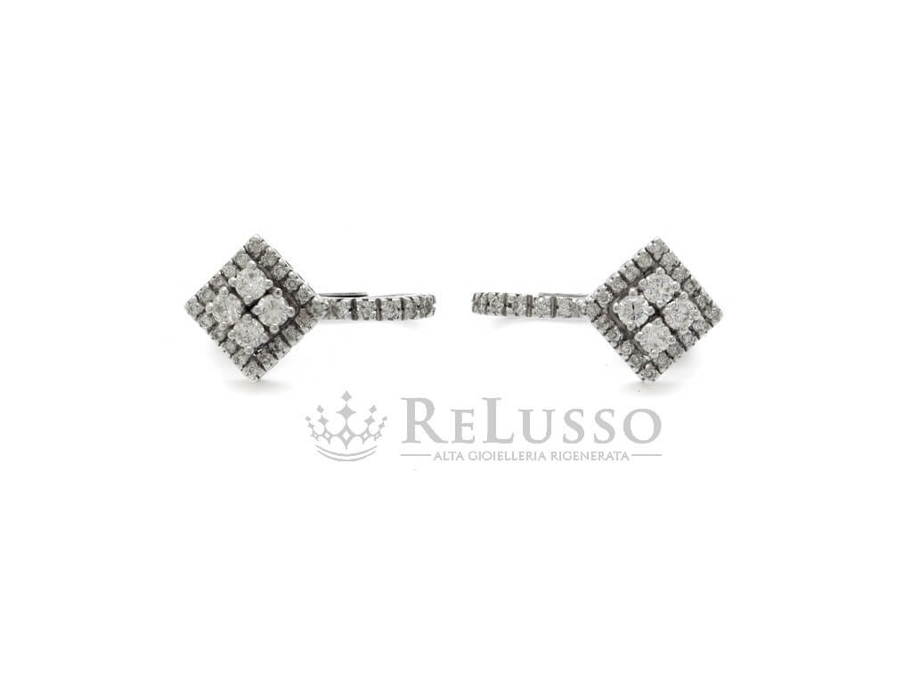 Orecchini a rombo in oro bianco e diamanti 0,80 ct, vista laterale con chiusure a monachina