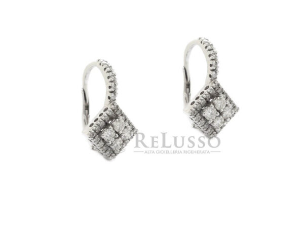 orecchini-rombo-orobianco-080ct-diamanti-a4 Orecchini a rombo in oro bianco con diamanti 0,80 ct e monachina, vista prospettica ravvicinata