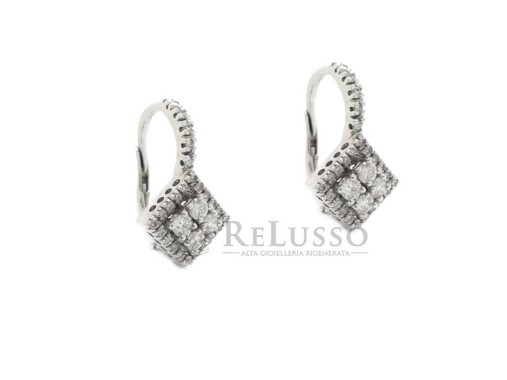 Orecchini a rombo in oro bianco con diamanti 0,80 ct e monachina, vista prospettica ravvicinata