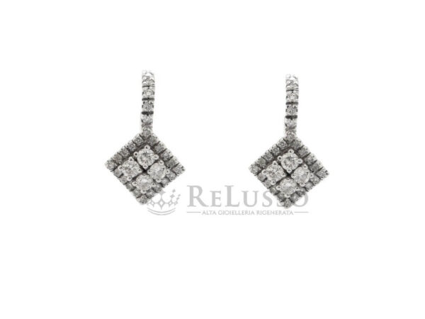 Orecchini a rombo in oro bianco con diamanti 0,80 ct e chiusura a monachina, vista frontale