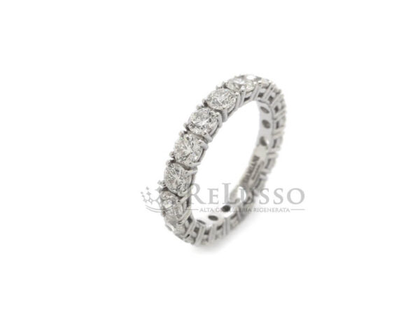 Veretta Damiani Timeless Classico con diamanti da 3,04 ct complessivi, vista prospettica dell'anello eternity e delle sue incastonature.