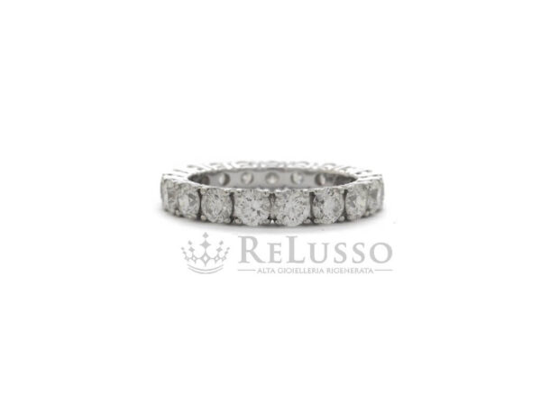 veretta-damiani-timeless-classico.304ct-a2 Veretta Damiani Timeless Classico da 3,04 ct, dettaglio frontale dei diamanti taglio brillante incastonati lungo la montatura.