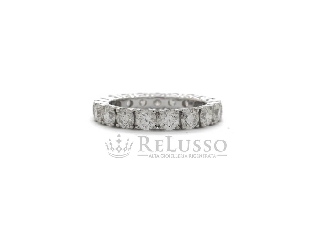 Veretta Damiani Timeless Classico da 3,04 ct, dettaglio frontale dei diamanti taglio brillante incastonati lungo la montatura.