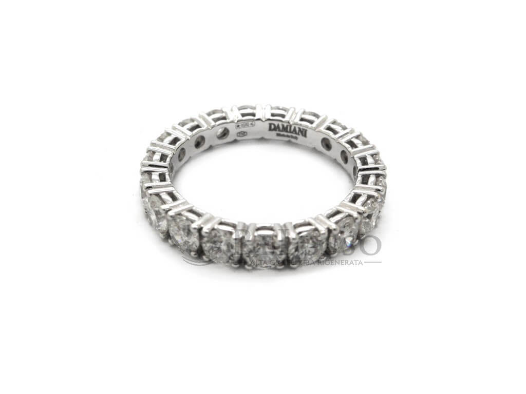 Veretta Damiani Timeless Classico con diamanti da 3,04 ct, vista interna della montatura con incisione Damiani e struttura delle incastonature.