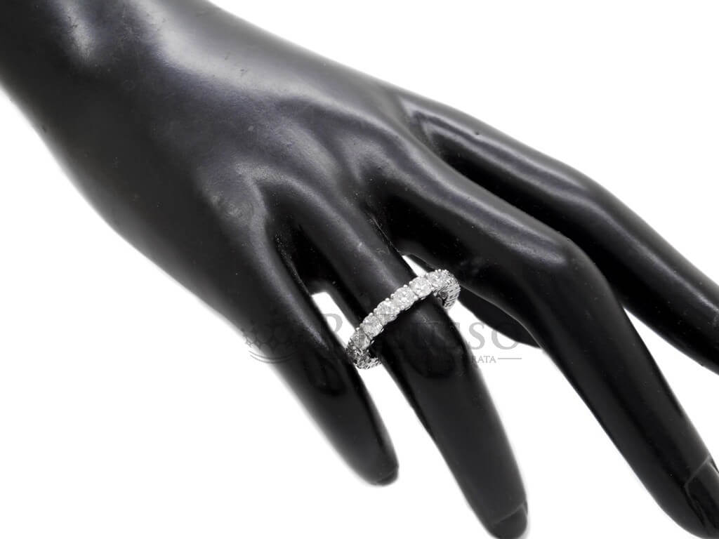Veretta Damiani Timeless Classico con diamanti da 3,04 ct indossata su mano espositiva nera, dettaglio della luminosità al dito.